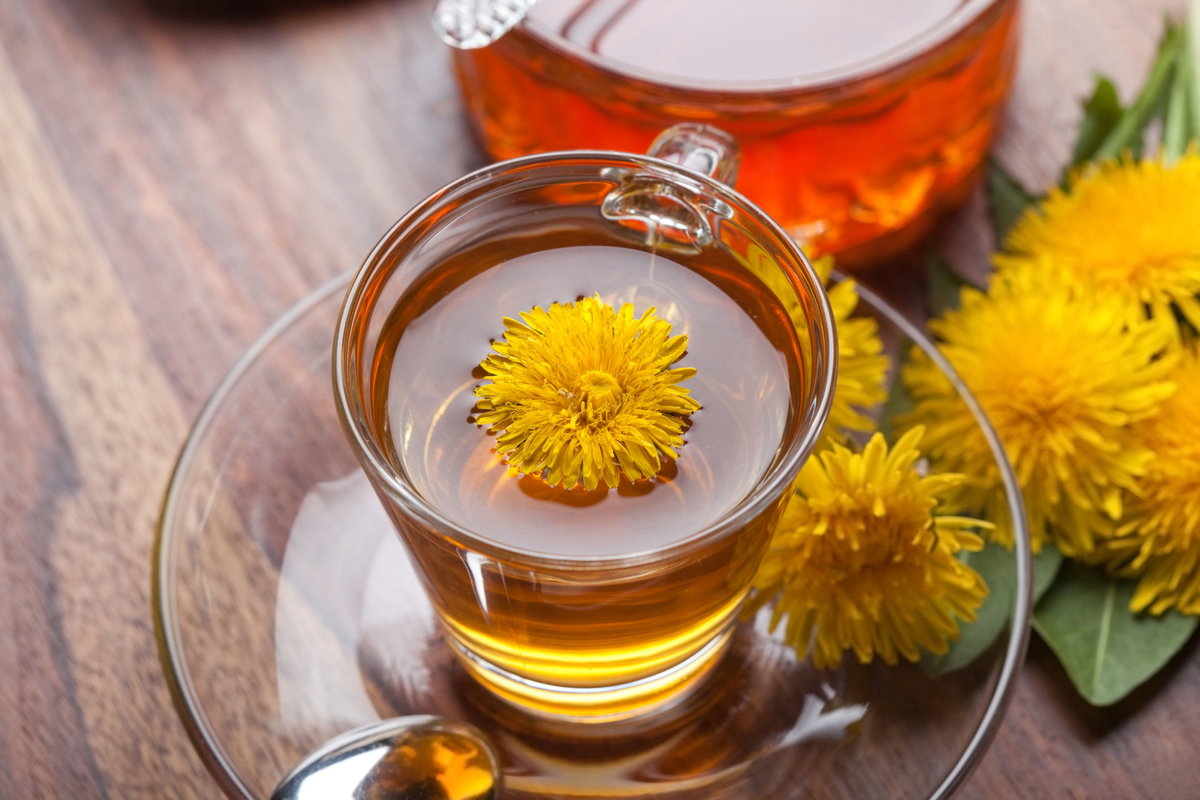 Detox-Tee mit frischem Löwenzahn