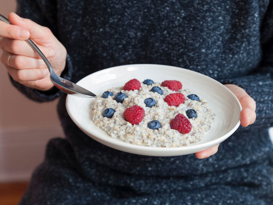 Chia-Oats mit Blaubeeren und Himbeeren