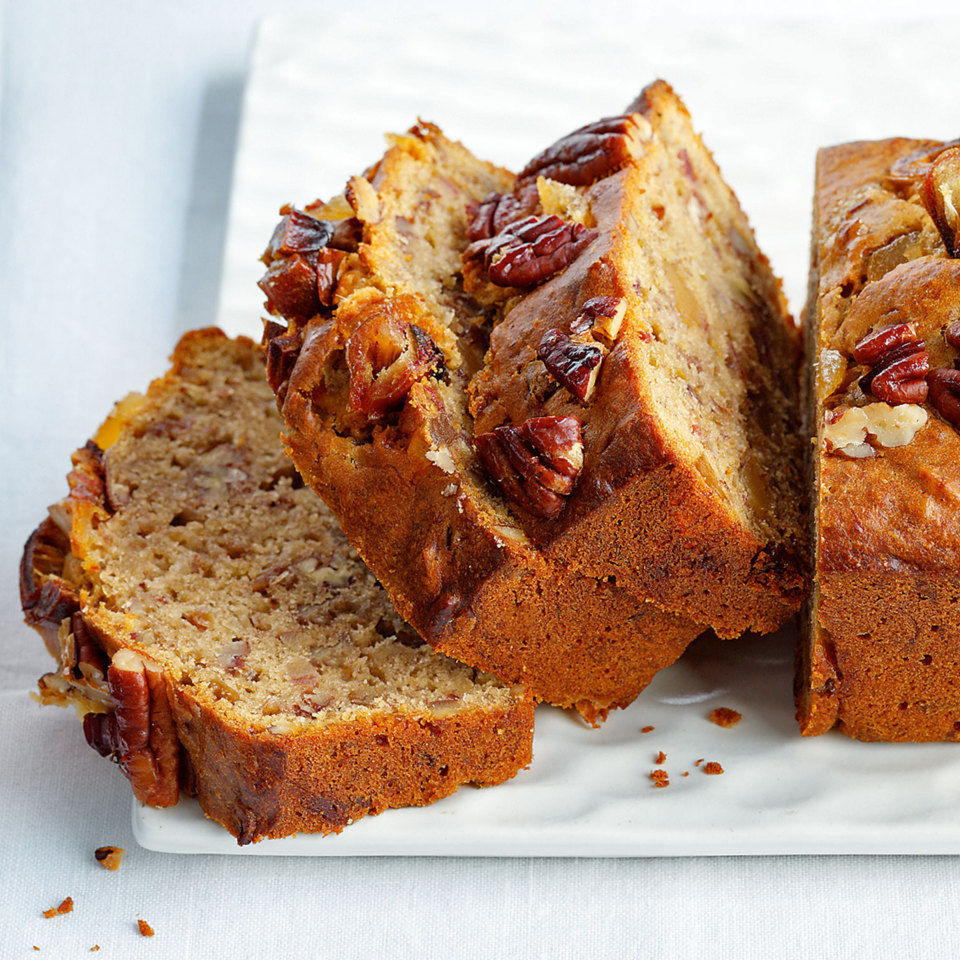 Bananenbrot mit Nüssen auf einem Teller