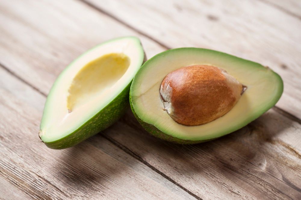 Avocado ist ein beliebtes Superfood und gut für die Haut.