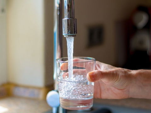 Wie gefährlich ist Mikroplastik in Trinkwasser?