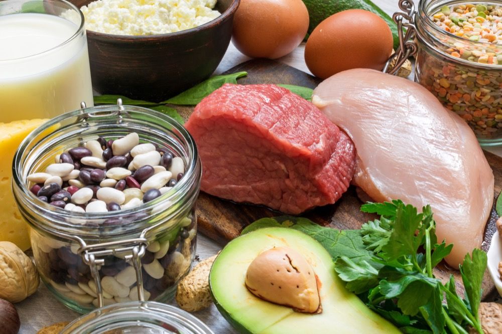 Fisch, Fleisch, Vollkorngetreide und Gemüse enthalten viel Protein.