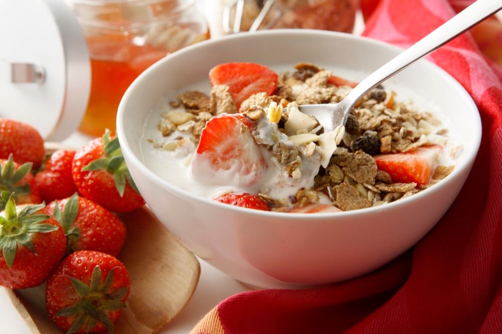 Gesundes Müsli mit Erdbeeren.