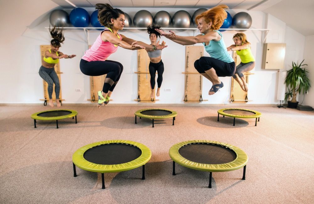 Frauen hüpfen auf einem Trampolin.