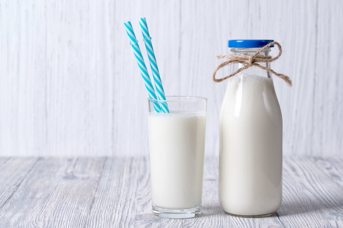 Flasche und Glas mit Milch gefüllt