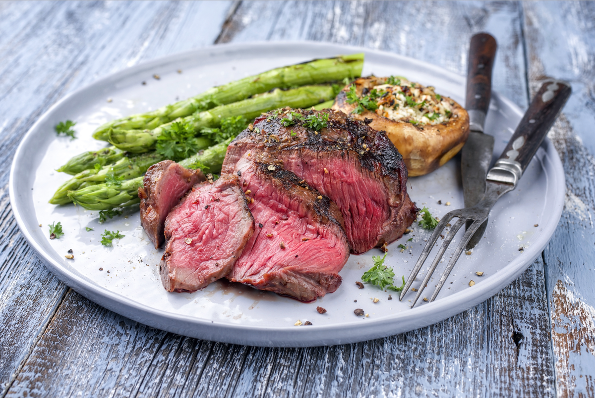 Rindfleisch mit grünem Spargel und Kartoffel
