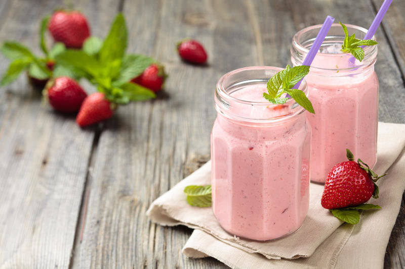 Erdbeer-Smoothie in Gläsern mit Strohhalm