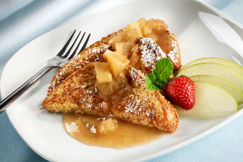 French Toast mit Früchten auf einem Teller