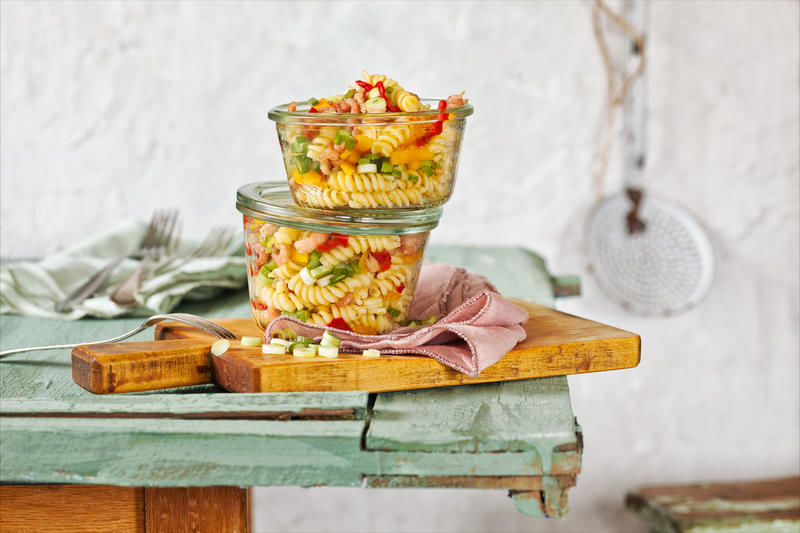 Nudelsalat-mit-Paprika-und-Krabben