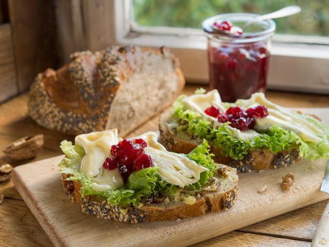 Nussbrot mit Käse und Feigen-Senf-Butter