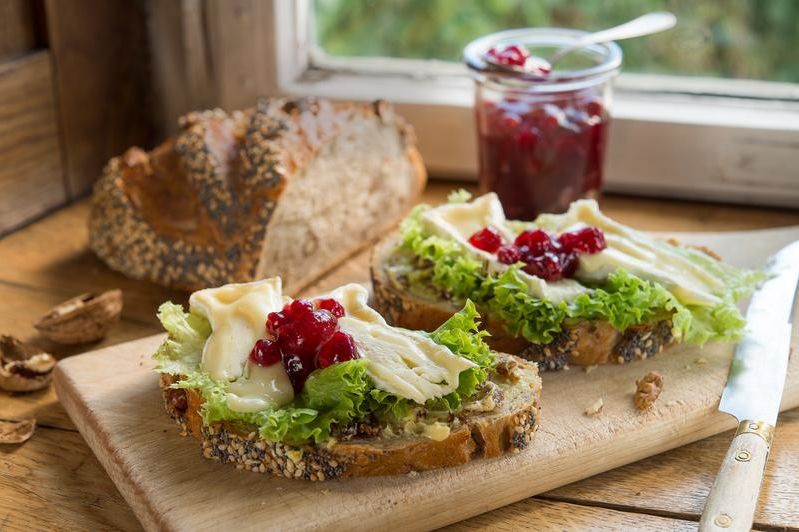 Nussbrot mit Käse und Feigen-Senf-Butter