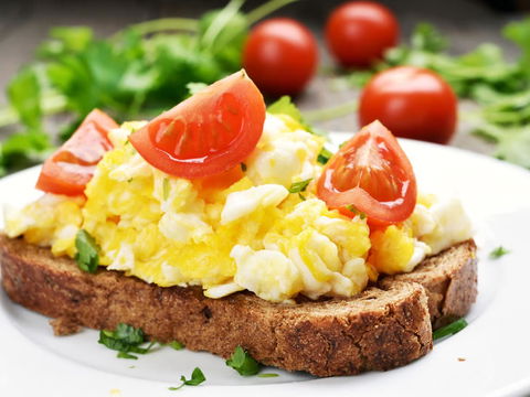 Leckeres und gesundes Rührei auf Brot