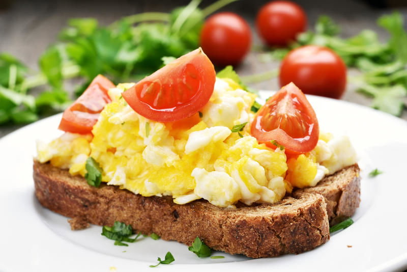 Rührei auf Brot mit Tomate