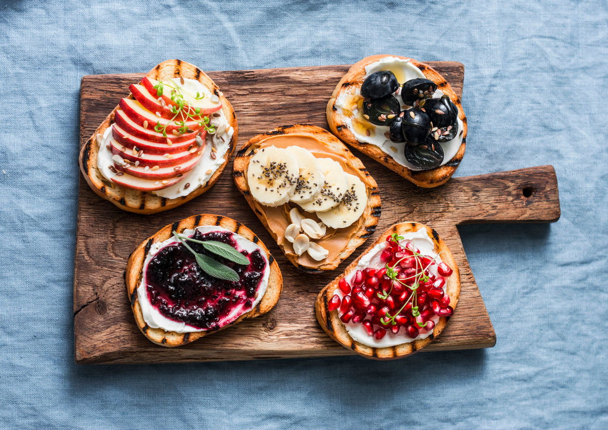 Brot mit Obst auf einem Holzbrett