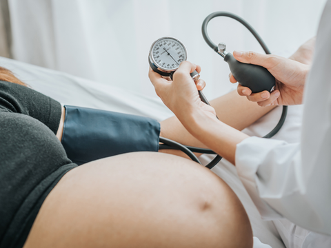 Präeklampsie: Symptome, Ursachen und Behandlung