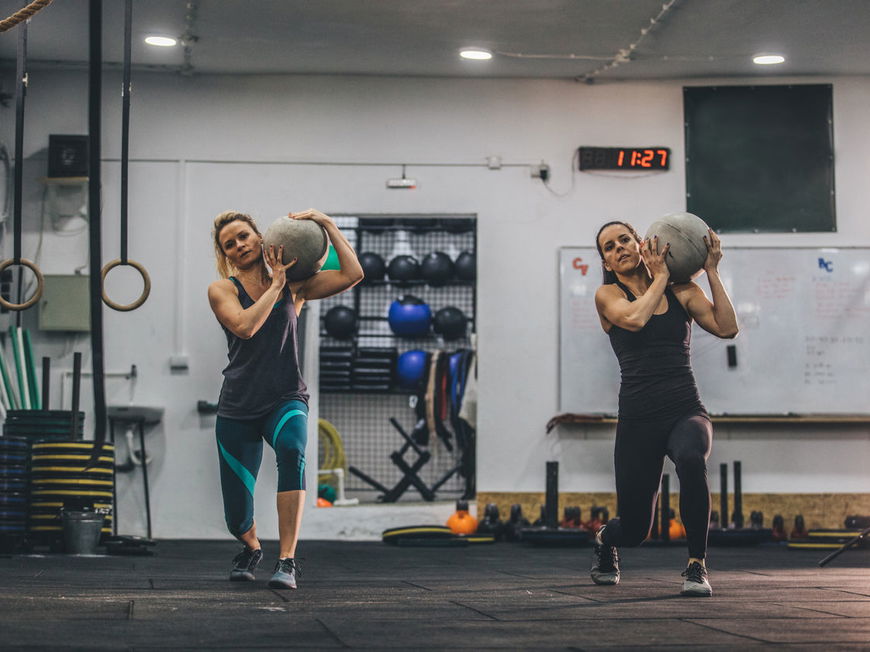 Zwei Frauen beim Crossfit