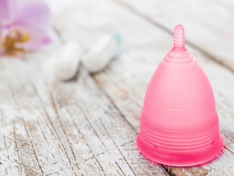 Sind Menstruationstassen besser als Tampons und Binden?