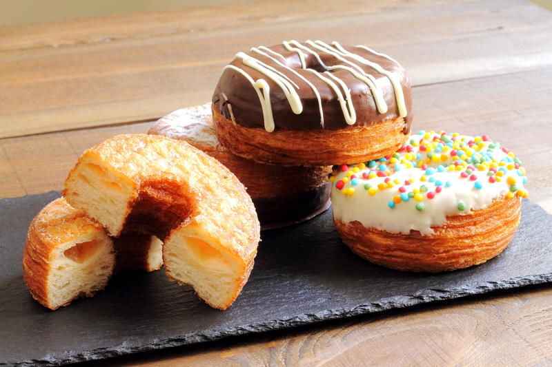 Leckere Donuts mit Glasur
