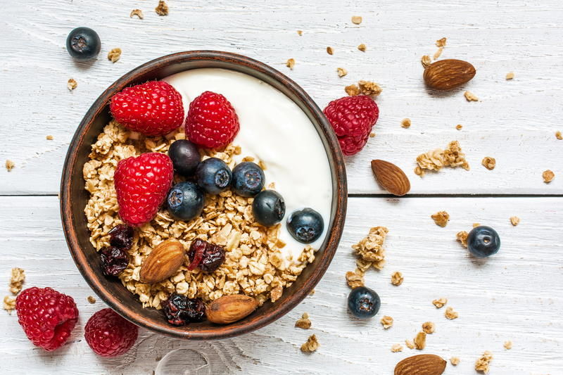Frühstück mit Müsli, Quark und Beeren