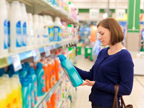 Von 26 Waschmitteln sind laut Öko-Test nur fünf ohne lösliches Plastik