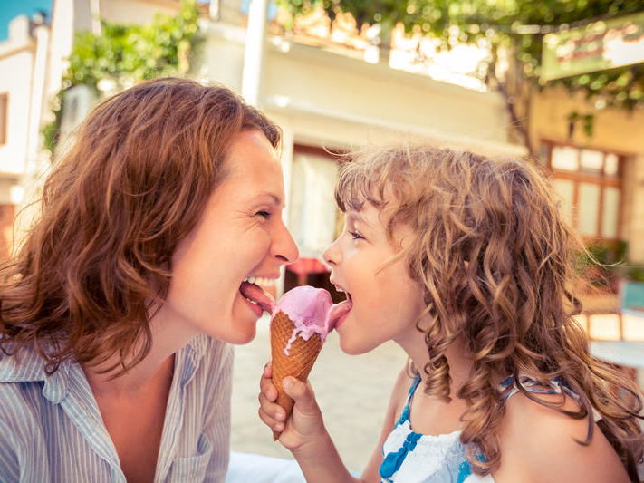 Eltern beeinflussen ihre Kinder nicht nur in der Kindheit, sondern auch im Erwachsenenalter.