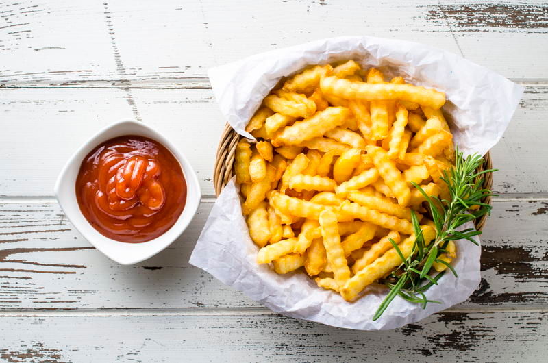 Pommes und Ketchup