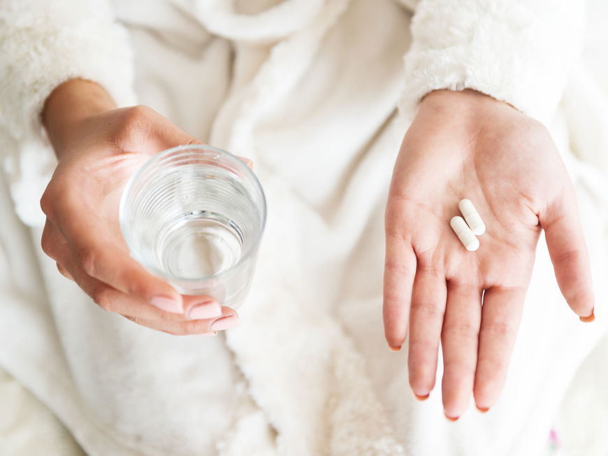 Frau nimmt Tabletten