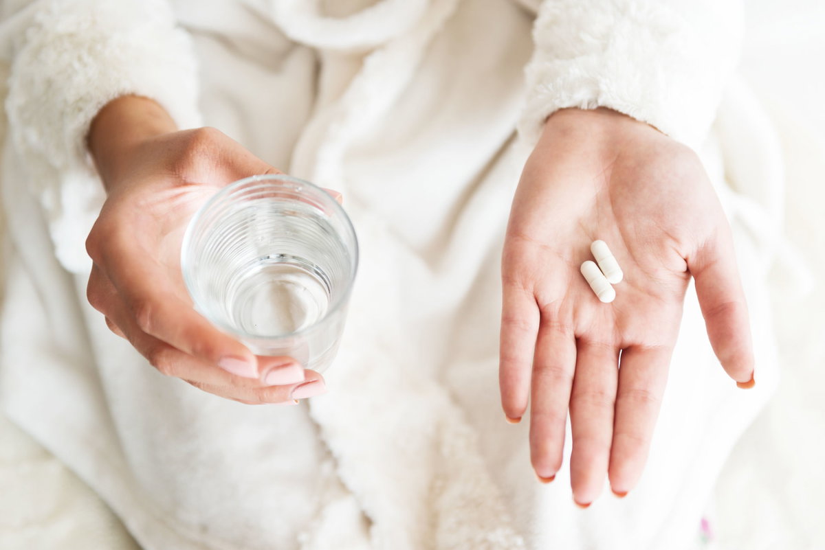 Frau nimmt Tabletten