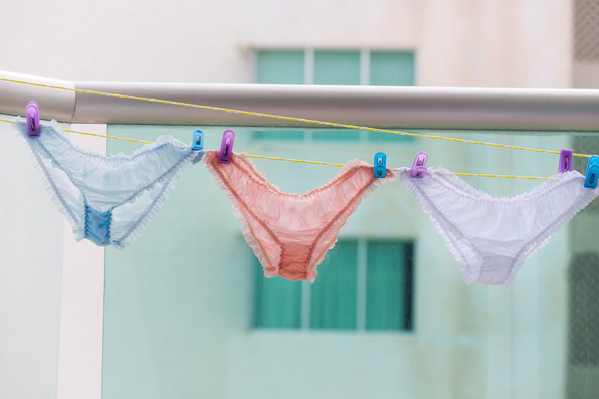 Drei Unterhosen auf Wäscheleine