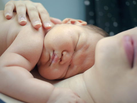 Baby wird 2-mal geboren – wie ist das möglich?