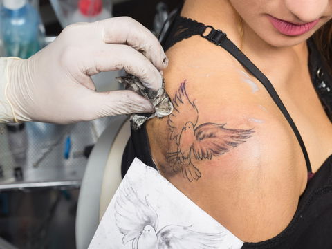 Tipps für die Haut- und Tattoopflege vor und nach dem Stechen