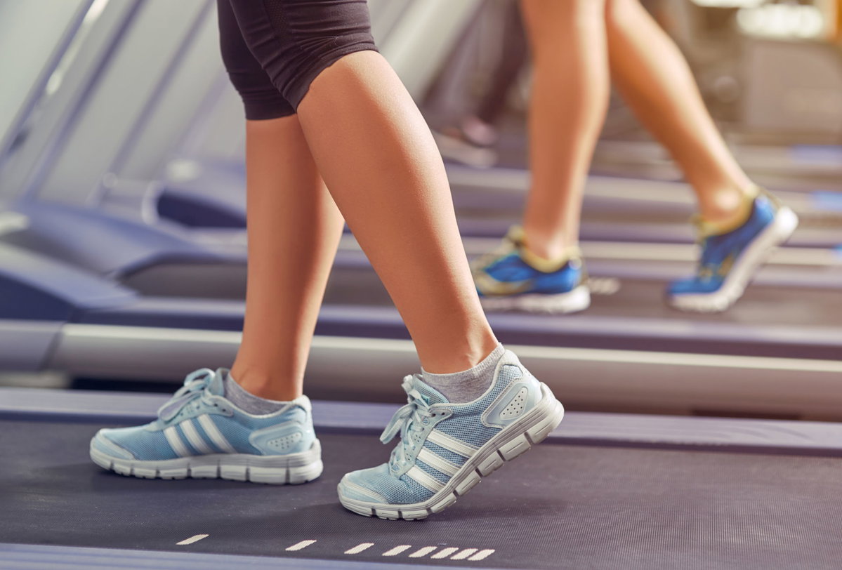 Frau auf Laufband in Fitnessstudio