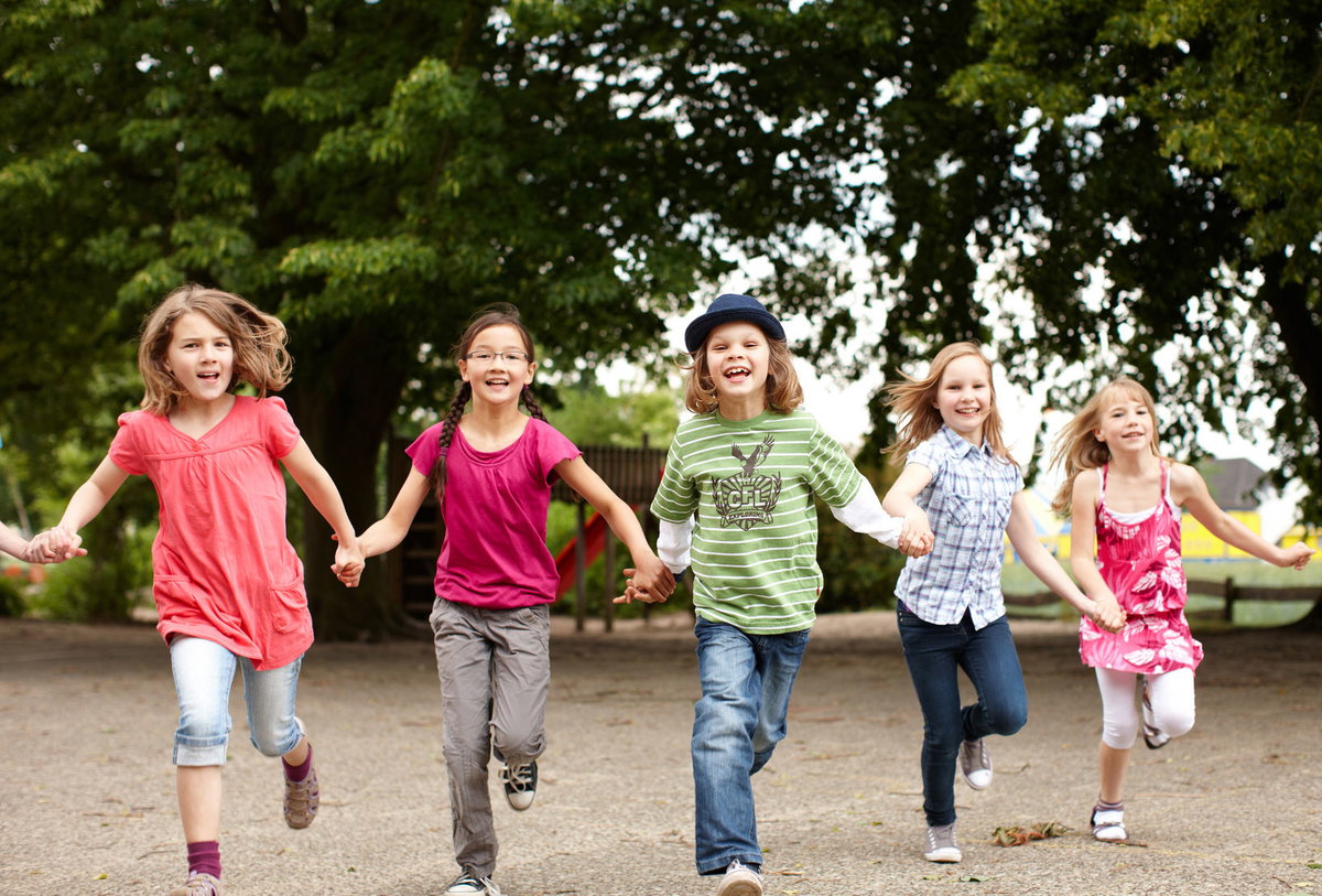 Kinder spielen draußen