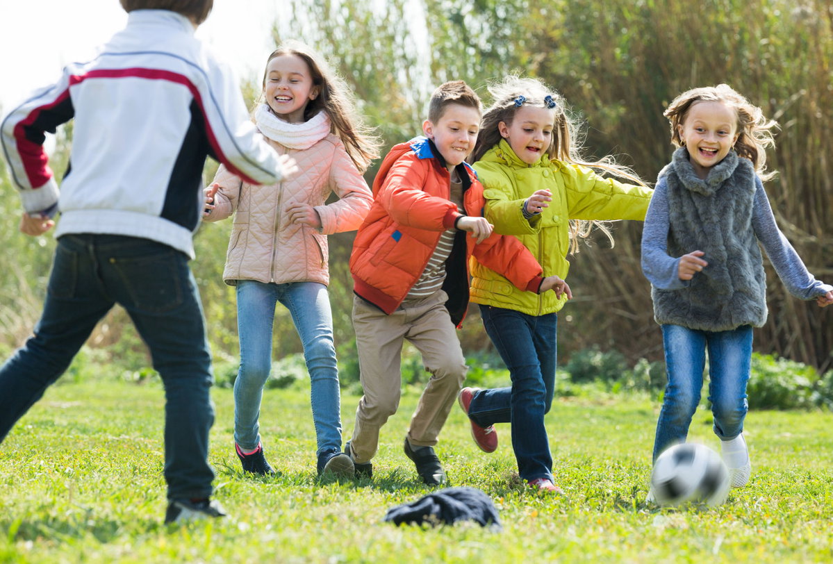Kinder spielen draußen