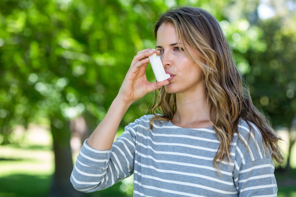 Regelmäßiger Sport stärkt die Lunge und reduziert Atemwegsbeschwerden bei Asthma.