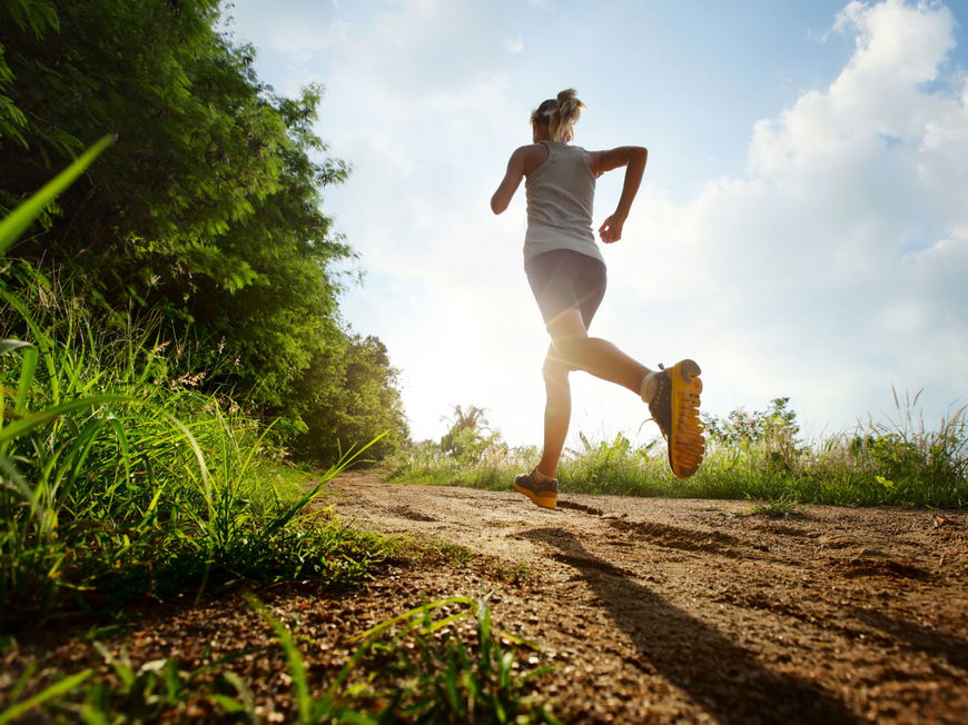 Frau joggt draußen