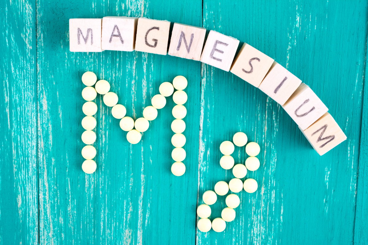 Magnesium Tabletten auf Holz