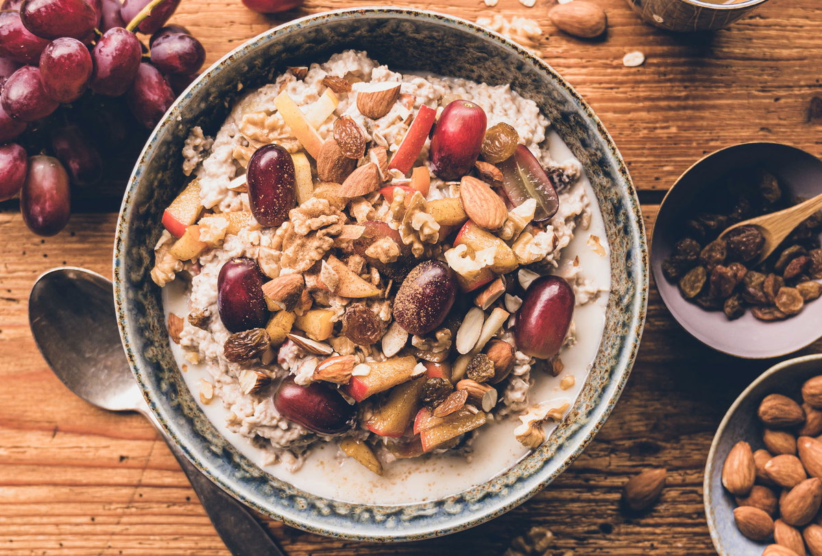 Seeberger_Rezept_Apfel-Zimt-Porridge mit geschmorten Aepfeln und Walnusskernen_Mood