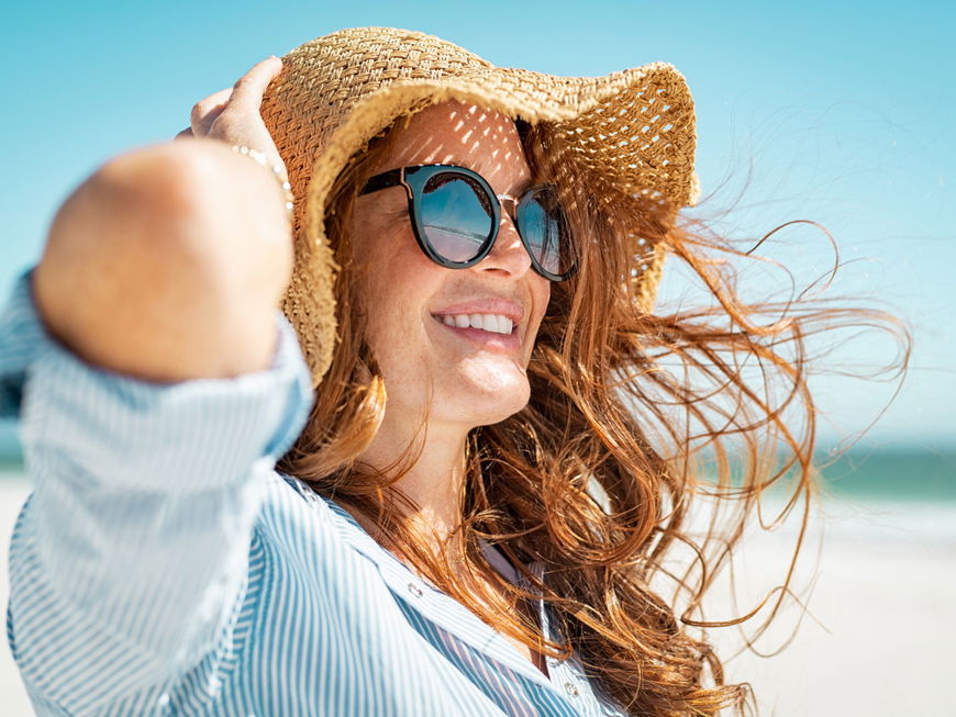 Frau mit Sonnenhut