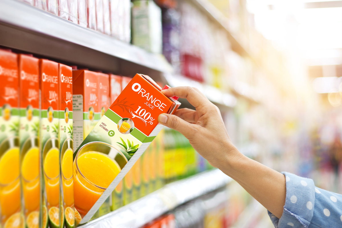 Orangensaft im Supermarktregal