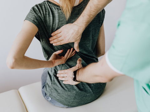 Lumbalgie: Wie die Schmerzen im unteren Rücken entstehen und was dagegen hilft