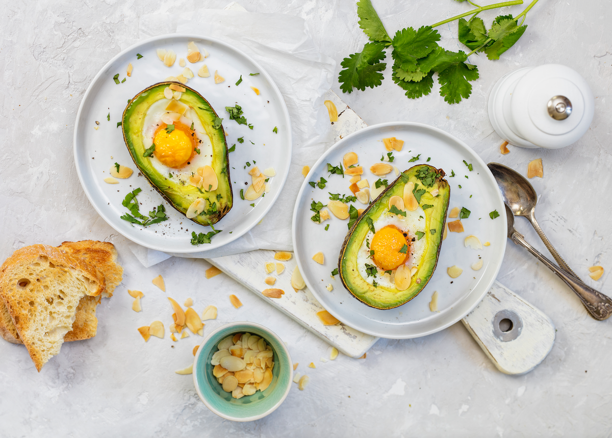 Überbackene Avocado mit Ei