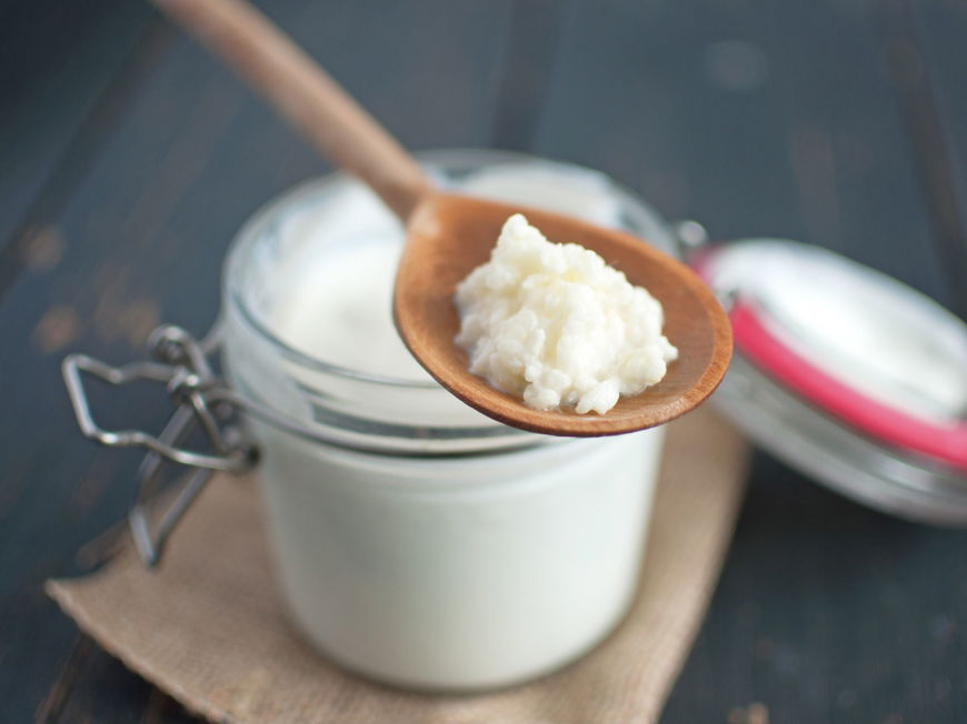 Kefir auf Holzlöffel