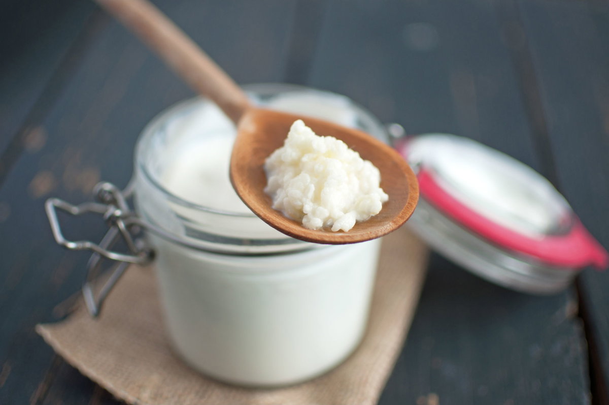 Kefir auf Holzlöffel