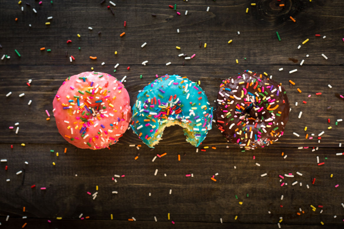 Drei Donuts mit bunten Streuseln