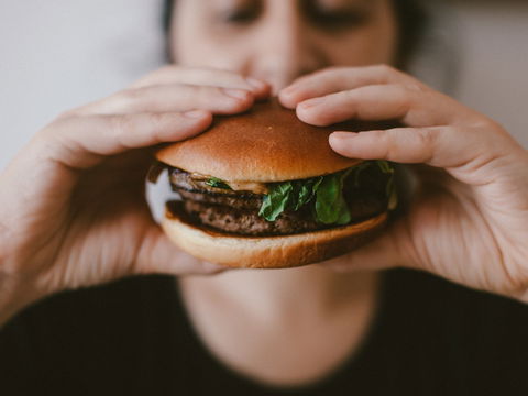 Das passiert mit unserem Körper, wenn wir zu viel essen