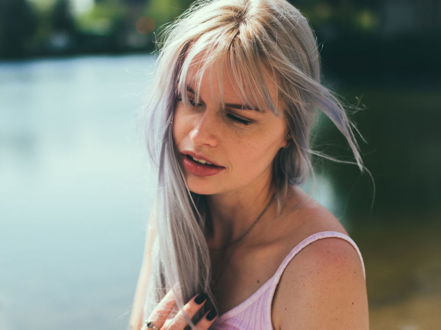 Ursachen für graue Haare in jungen Jahren
