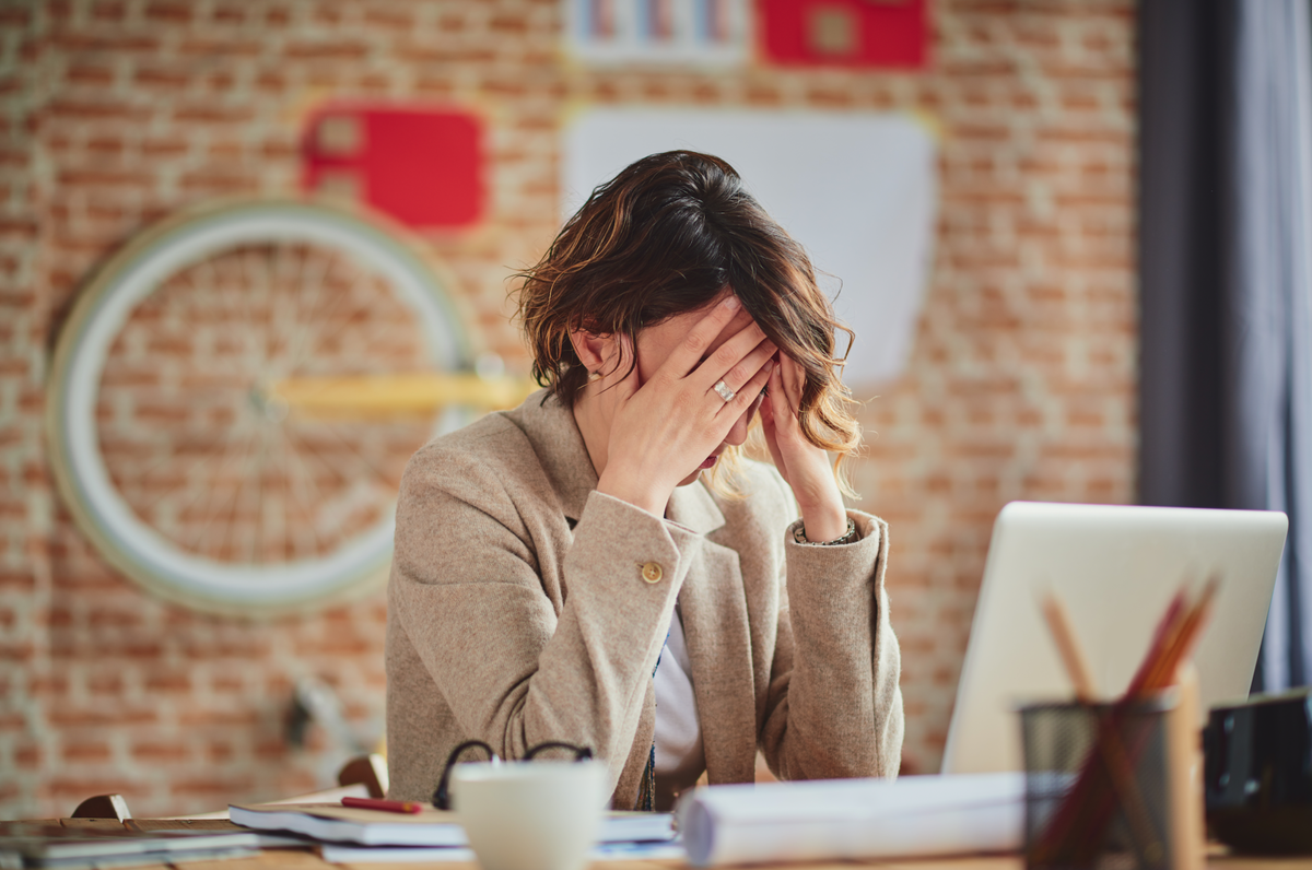 Gestresste Frau am Arbeitsplatz