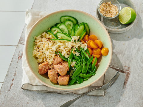Gesunde Bowl mit gebratenem Lachs und Blumenkohlreis