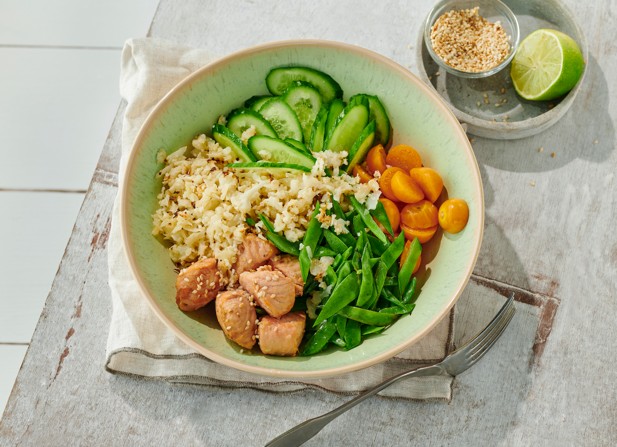 Bowl mit gebratenem Lachs und Blumenkohlreis